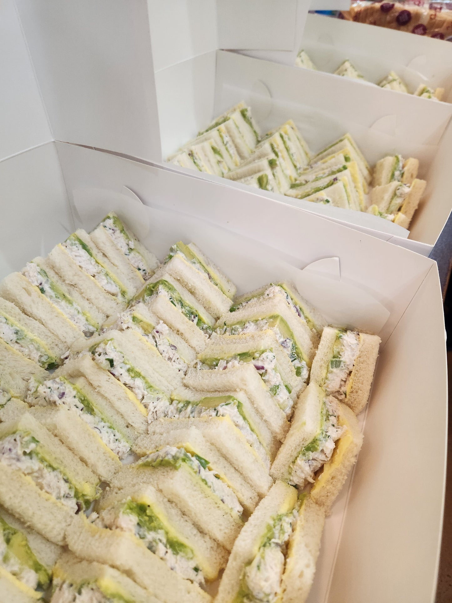 Chicken and avocado sandwiches (24 pack)