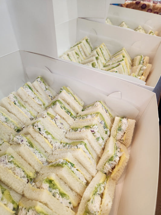 Chicken and avocado sandwiches (24 pack)